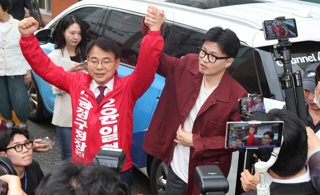 한동훈 국민의힘 대표가 15일 오후 부산 금정구 대한노인회 금정구지회 앞에서 윤일현 금정구청장 보궐선거 후보 지지를 호소하고 있다. 연합뉴스