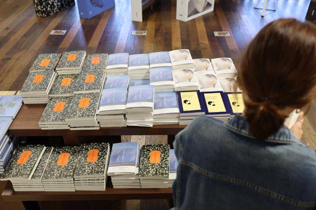 15일 오전 서울 종로구 교보문고 광화문점에서 시민들이 노벨문학상을 수상한 소설가 한강의 책을 살펴보고 있다. 연합뉴스