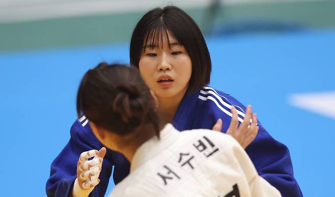 <yonhap photo-3183=""> 허미미 전국체전 집중 (합천=연합뉴스) 김동민 기자 = 14일 경남 합천군 합천체육관에서 열린 제105회 전국체육대회 유도 여 일반부 -63㎏ 경기. 허미미(경북)와 서수빈(전북)이 경기를 펼치고 있다. 2024.10.14 image@yna.co.kr/2024-10-14 11:55:55/ <저작권자 ⓒ 1980-2024 ㈜연합뉴스. 무단 전재 재배포 금지, AI 학습 및 활용 금지></yonhap>