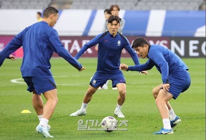 홍명보 감독이 이끄는 축구대표팀이 2026 북중미 월드컵 아시아지역 3차예선 이라크와의 경기를 하루 앞두고 14일 오후 용인미르스타디움에서 훈련했다. 황인범 김민재가 함께 훈련하고있다. 용인=정시종 기자 capa@edaily.co.kr /2024.10.14.