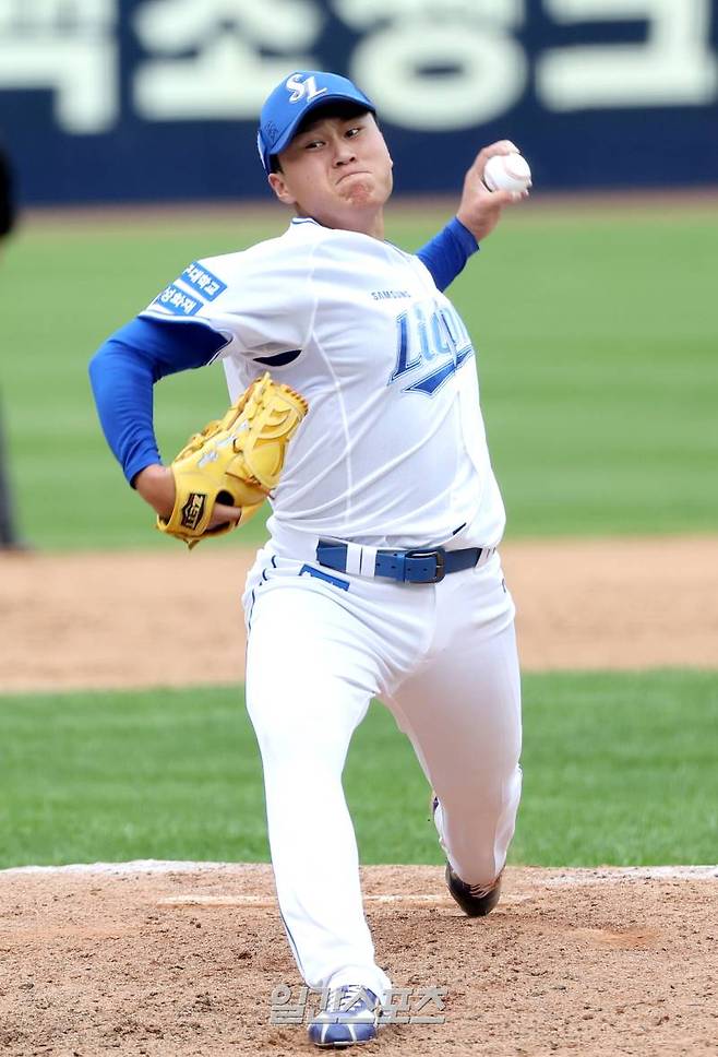 2024 프로야구 KBO 포스트시즌 삼성라이온즈와 LG트윈스의 플레이오프(PO) 1차전 경기가 13일 오후 대구삼성라이온즈파크에서 열렸다. 7회초 2사 만루 이승현이 구원 등판해 공을 던지고 있다. 대구=김민규 기자 mgkim1@edaily.co.kr /2024.10.13/