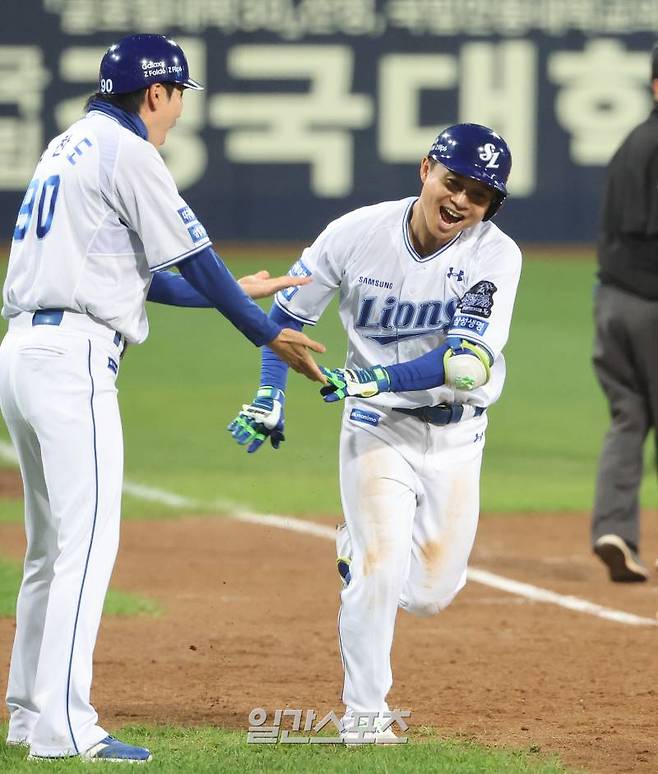 2024 프로야구 KBO 포스트시즌 삼성라이온즈와 LG트윈스의 플레이오프(PO) 2차전 경기가 15일 오후 대구삼성라이온즈파크에서 열렸다. 7회말 무사 1루 김헌곤이 투런홈런을 치고 베이슬로 돌고 있다. 대구=김민규 기자 mgkim1@edaily.co.kr /2024.10.15/