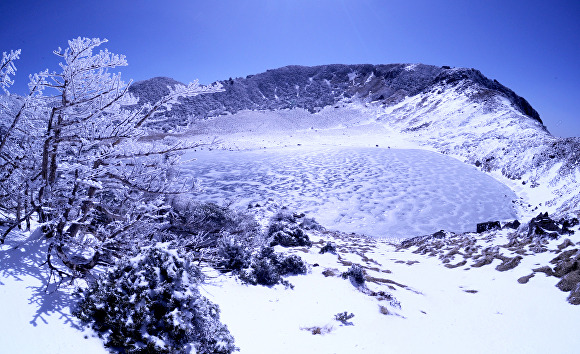 한라산 백록담의 설경 [사진=한라산국립공원관리소]