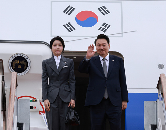 윤석열 대통령과 김건희 여사가 지난 6일 성남 서울공항에서 필리핀, 싱가포르 국빈 방문 및 라오스 아세안 정상회의를 위해 출국하며 전용기인 공군 1호기에 올라 인사하고 있다. 2024.10.6 [사진=연합뉴스]