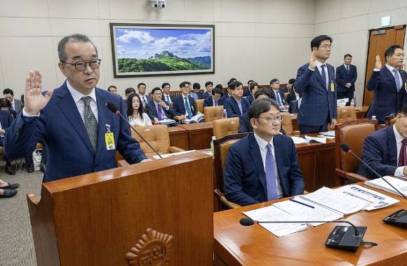 정인섭 한화오션 거제사업장 사장이 15일 오후 서울 여의도 국회에서 열린 환경노동위원회  국정감사에서 선서하고 있다. [사진=연합뉴스]