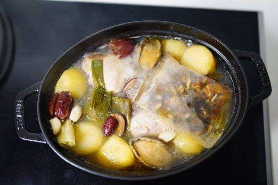 누룽지 삼계탕은 푹 끓인 후 기름기를 제거해주면 국물이 깔끔하다. 사진 홍여림