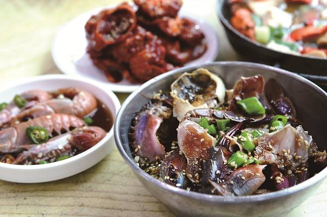 간장게장, 양념게장, 딱새우장이 푸짐하게 차려지는 두꺼비게장의 식탁. 사진=손준석