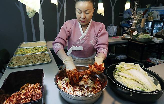 ‘이모카세 1호’ 김미령 셰프가 1일 서울 도봉구 창동 ‘즐거운 술상’에서 영업시작 전 겉절이 만들고 있다. 서성일 선임기자