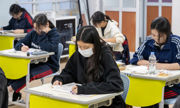 부산센텀여고 3학년 교실에서 학생들이 자율학습을 하고 있다.