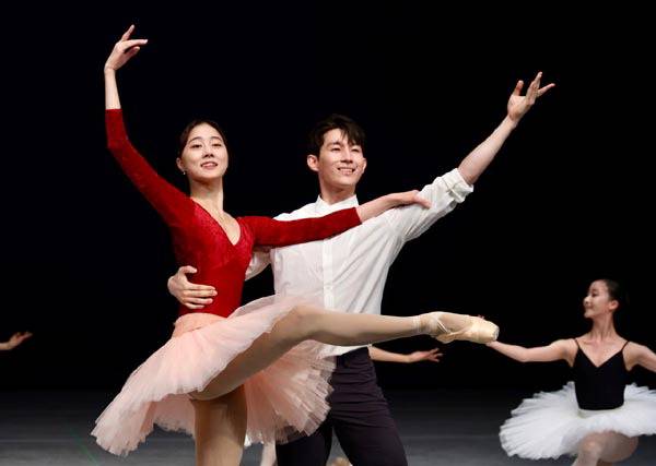 지난 14일 영화의전당 하늘연극장에서 열린 ‘2024 부산발레시즌 제작발표회’에서 무용수들이 공연작 ‘샤이닝 웨이브’ 중 일부를 선보이고 있다. 부산시 제공