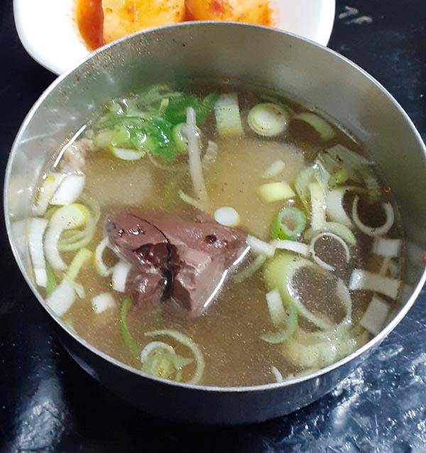 진주비빔밥에 꼭 곁들이는 선짓국.