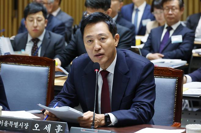 Seoul Mayor Oh Se-hoon answers lawmakers' questions during a parliamentary audit of his administration held at Seoul City Hall on Tuesday. (Yonhap)