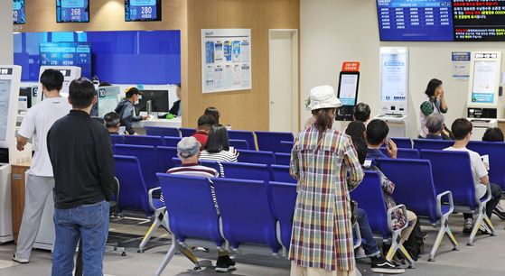 Patients and their guardians wait for their appointment in a general hospital in Seoul on Oct. 1. [NEWS1]