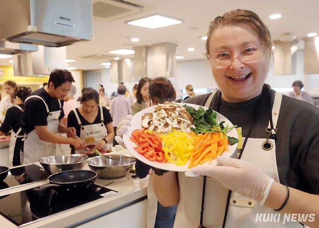 송파구는 매년 서울농수산식품공사와 손잡고 가락시장에서 한식 요리교실을 개최하고 있다. 16일 까지 진행되는 ‘코리안푸드 쿠킹클래스’는 한국문화에 대한 이해를 돕고 송파구 관광의 매력을 세계에 알리기 위함이다. 