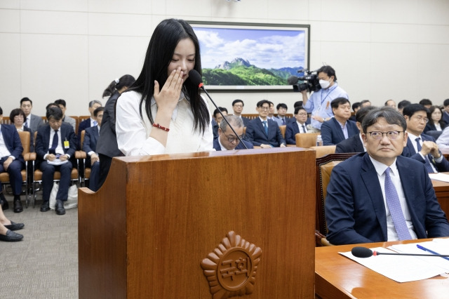 뉴진스 하니가 15일 서울 여의도 국회에서 열린 환경노동위원회 국정감사에서 눈물을 닦고 있다. 국회사진기자단