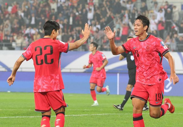 한국 축구 대표팀의 오세훈이 15일 경기도 용인미르스타디움에서 열린 2026 북중미월드컵 아시아 지역 3차 예선 B조 4차전 이라크와의 경기에서 선제골을 넣은 뒤 설영우와 기쁨을 나누고 있다. 연합뉴스