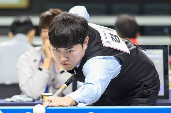 김준태(경북)가 13일 경남 통영에서 열린 제105회 전국체육대회 당구1쿠션 결승에서 조명우(서울)를 100:84로 꺾고 1위에 올랐다. 동메달은 허정한(경남)과 강자인(충남)이 차지했다. (사진=대한당구연맹)