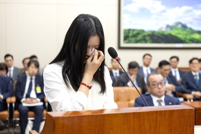 하니가 사내 따돌림과 관련해 15일 국회 국정감사에서 발언 중 눈물을 보였다. 사진|국회사진기자단