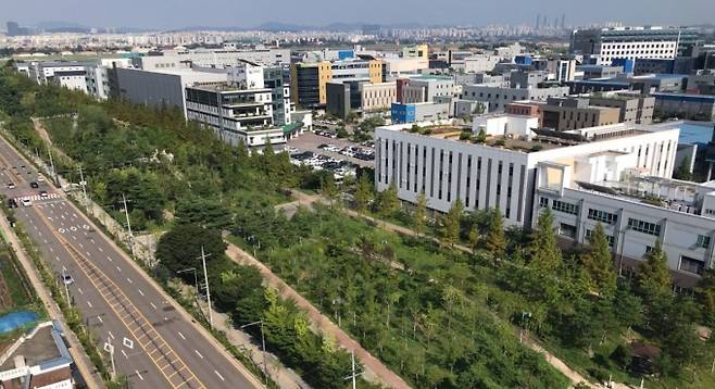 산업단지 수원텔타플렉스를 둘러싼 미세먼지차단숲 전경. 열섬을 줄이고 미세먼지를 차단하기 위해 조성한 숲이다. 사진제공=수원시