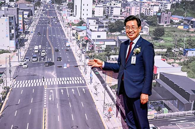 전진선 양평군수가 편리한 대중교통의 중심(中心)인 양평역 환승시스템을 설명하고 있다. / 사진제공=양평군
