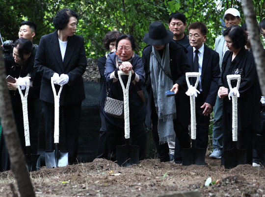 15일 경기도 고양시 덕양구 서울시립승화원 벽제리묘지에서 열린 실미도 부대 공작원 4명의 유해를 발굴하기 위한 개토제에서 고 이서천씨 동생 이향순(왼쪽 세번째)씨가 시삽 중 오빠의 이름을 부르며 오열하고 있다 뉴시스