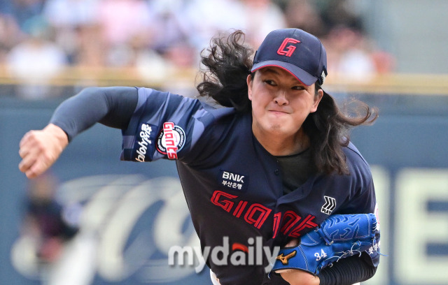 2024년 9월 1일 서울 잠실구장에서 '2024 신한 SOL Bank KBO리그, 롯데 자이언츠와 두산 베어스의 경기가 열렸다. 롯데 김원중이 9회말 역투하고 있다./마이데일리