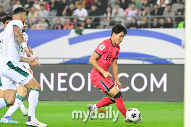 15일 오후 경기도 용인 미르스타디음에서 진행된 '2026 국제축구연맹(FIFA) 북중미 월드컵 아시아 지역 3차 예선 B조 4차' 대한민국-이라크와의 경기에서 설영우가 수비를 하고 있다./용인 = 곽경훈 기자