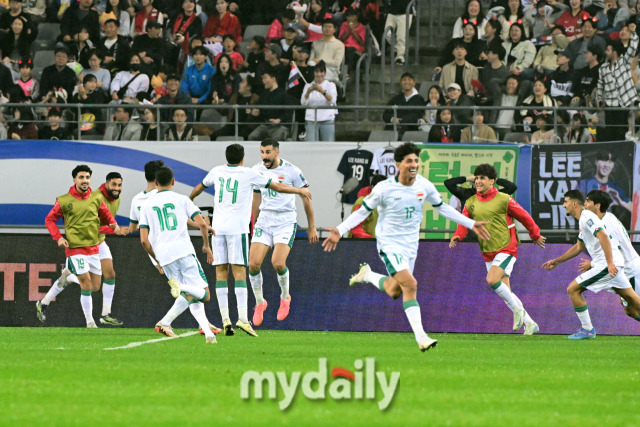 15일 오후 경기도 용인 미르스타디음에서 진행된 '2026 국제축구연맹(FIFA) 북중미 월드컵 아시아 지역 3차 예선 B조 4차' 대한민국-이라크와의 경기에서 후반 이라크가 동점골을 넣은 뒤 기뻐하고 있다./용인 = 곽경훈 기자