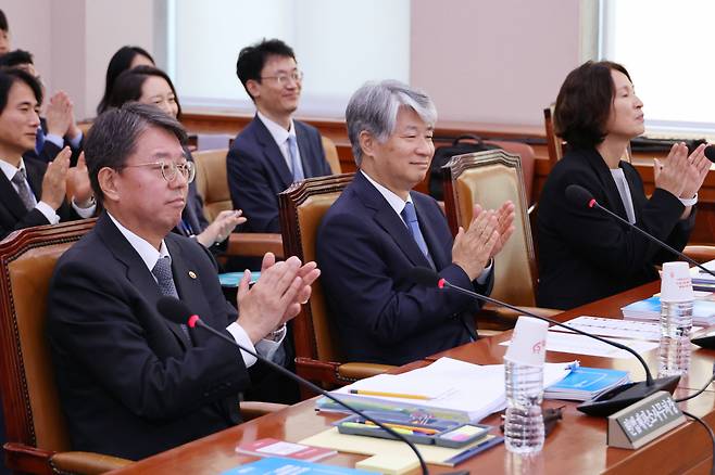 이종석 헌법재판소장이 지난 11일 오전 국회 법제사법위원회의 헌법재판소 등에 대한 국정감사에서 정청래 위원장의 제안으로 위원, 증인들과 함께 한강의 노벨문학상 수상을 축하하는 박수를 치고 있다. 왼쪽부터 김정원 헌법재판소 사무처장, 이종석 헌법재판소장, 지성수 헌법재판연구원장. [연합]