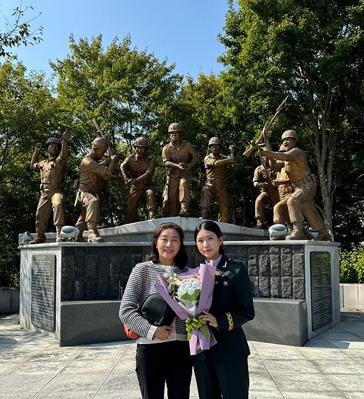 경북전문대학교 군사학과 졸업생 호수현 (왼쪽)하사가 2024년 충용대상 시상식’에서 충용대상을 수상했다 (경북 전문대 제공)