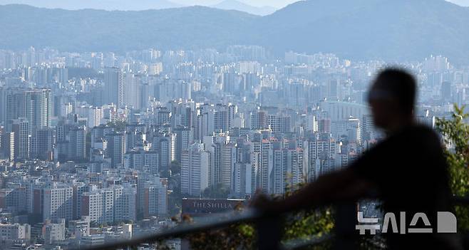 [서울=뉴시스] 이영환 기자 = 9일 오전 서울 용산구 남산공원에서 바라본 서울 시내에 아파트가 보이고 있다. 2024.10.09. 20hwan@newsis.com