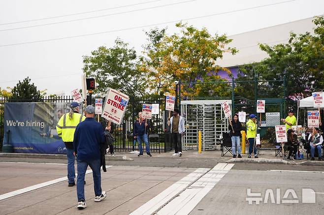 [렌턴=AP/뉴시스] 9월24일(현지시각) 미 워싱턴주 렌턴에 있는 보잉 공장 근처에서 보잉사 직원들이 손팻말을 들고 파업을 이어가고 있다. 2024.09.25.