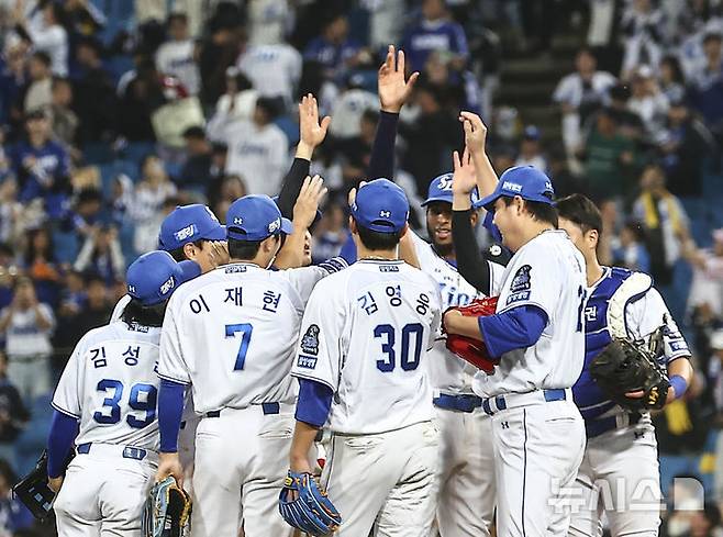 [대구=뉴시스] 김근수 기자 = 15일 오후 대구 수성구 삼성라이온즈파크에서 열린 2024 KBO 포스트시즌 플레이오프 2차전 LG 트윈스와 삼성 라이온즈의 경기에서 10-5로 승리한 삼성 라이온즈 선수들이 기뻐하고 있다. 2024.10.15. ks@newsis.com