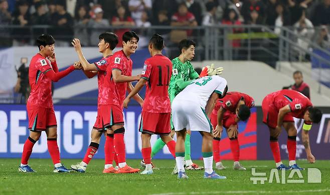 [용인=뉴시스] 홍효식 기자 = 15일 경기도 용인미르스타디움에서 열린 2026 북중미 월드컵 아시아 지역 3차 예선 B조 4차전 대한민국과 이라크의 경기에서 3-2로 승리한 대한민국 선수들이 기뻐하고 있다. 2024.10.15. yesphoto@newsis.com