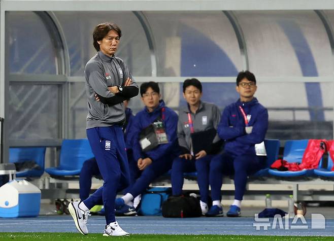 [용인=뉴시스] 홍효식 기자 = 15일 경기도 용인미르스타디움에서 열린 2026 북중미 월드컵 아시아 지역 3차 예선 B조 4차전 대한민국과 이라크의 경기에서 홍명보 감독이 경기를 지켜보고 있다. 2024.10.15. yesphoto@newsis.com