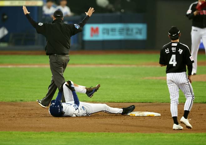 15일 대구삼성라이온즈파크에서 열린 2024 KBO 포스트시즌 플레이오프 2차전 LG 트윈스 대 삼성 라이온즈 경기. 1회 말 2사 1루 때 도루에 성공한 삼성 구자욱이 고통스러워하고 있다.연합뉴스