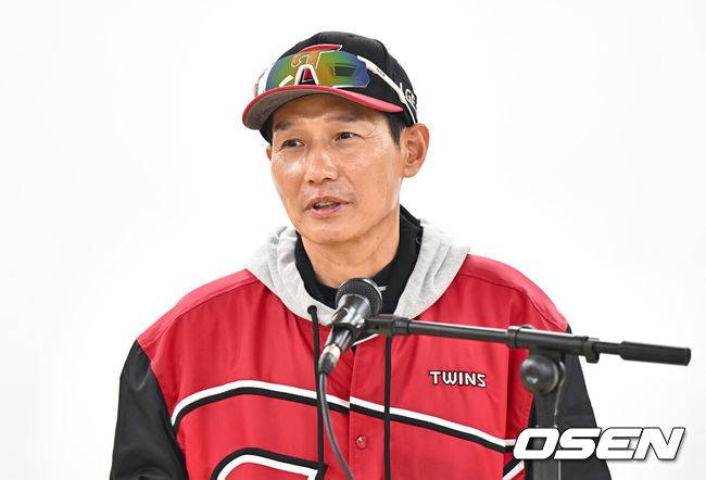 [OSEN=대구, 이석우 기자] 14일 대구 삼성라이온즈파크에서 2024 신한 SOL뱅크 KBO 포스트시즌 플레이오프 삼성 라이온즈와 LG 트윈스의 2차전 경기가 우천 취소됐다. 홈팀 삼성은 원태인를 선발로, 방문팀 LG는 엔스를 선발로 투입 예정이었다.LG 트윈스 염경엽 감독이 인터뷰를 하고 있다. 2024.10.14 / foto0307@osen.co.kr
