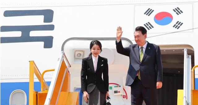 ▲한일 정상회담과 아세안 정상회의 관련 일정을 마친 윤석열 대통령과 부인 김건희 여사가 11일(현지시간) 라오스 비엔티안 왓타이 국제공항에서 귀국하기 전 전용기인 공군 1호기에 올라 손흔들어 인사하고 있다. ⓒ연합뉴스