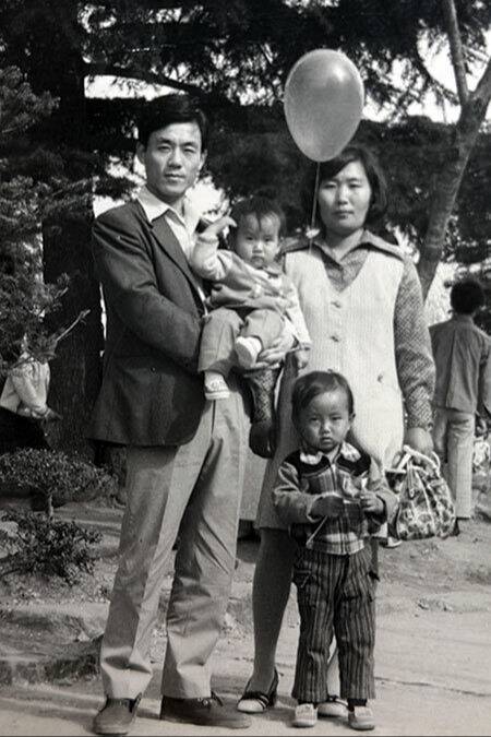 한강(왼쪽 두번째)의 어린 시절 가족 사진. 한승원 작가 제공.