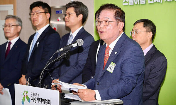 15일 제주국제자유도시개발센터에서 ‘세계로 열린 청정한 섬, 글로벌 휴양도시 제주’를 주제로 스물아홉 번째 ‘국민과 함께하는 민생토론회’가 열린 이후 우동기 대통령 직속 지방시대위원회 위원장이 브리핑을 하고 있다. 대통령실 제공