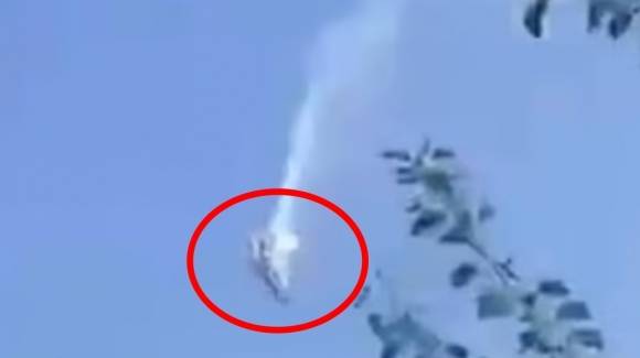 러시아의 S-70 아호트니크-B 드론이 자국 최신 전투기가 발사한 미사일에 격추되는 모습