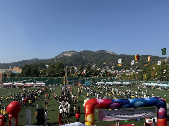 지난 12일 서울 종로구 경복고등학교 운동장에서 국공립어린이집연합회가 주최한 한마음운동회가 열리고 있다.   종로구 제공