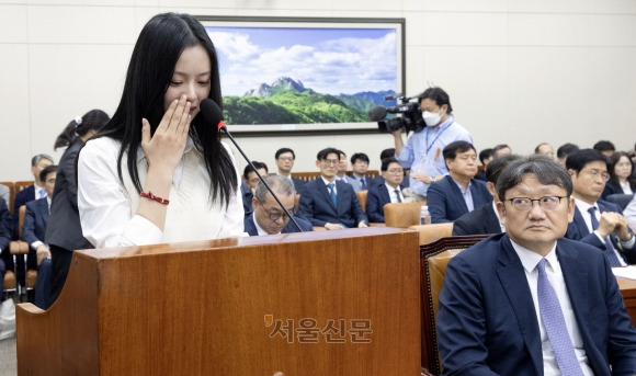 뉴진스 멤버 하니 팜이 15일 오후 서울 여의도 국회에서 열린 환경노동위원회의 경제사회노동위원회, 중앙노동위원회, 최저임금위원회 등에 대한 국정감사에서 눈물을 흘리고 있다. 2024.10.15 국회사진기자단