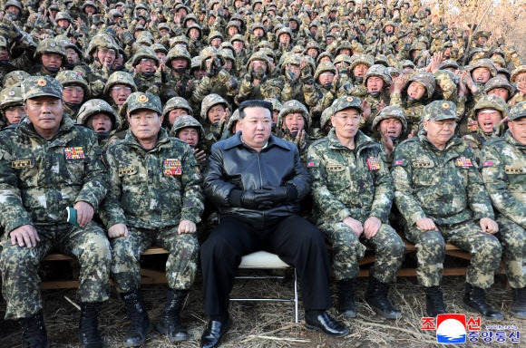 김정은 북한 국무위원장이 군 훈련장을 찾아 실전적 훈련과 전쟁 준비 강화를 당부했다. 김정은 위원장은 지난 6일 북한군 서부지구 중요 작전훈련 기지를 방문해 시설을 돌아보고 훈련을 지도했다고 조선중앙통신이 7일 보도했다. 2024.3.7 평양 조선중앙통신 연합뉴스