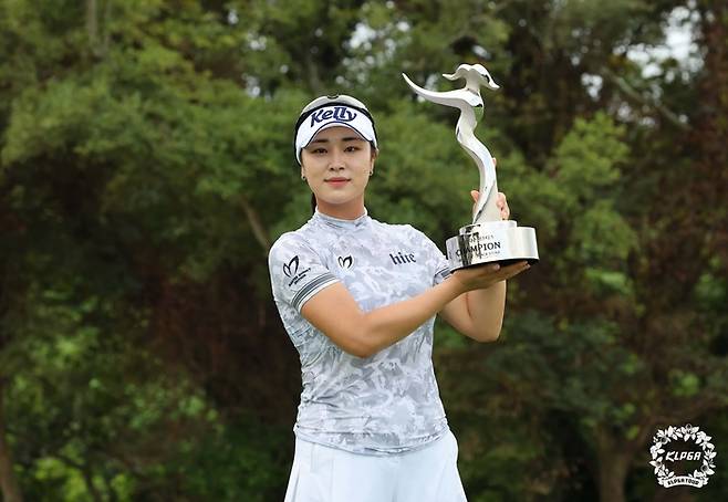 윤이나가 KLPGA 투어 대상, 상금 선두에 올라서 ‘대세’를 틀어쥘 기세다. 지난 8월 KLPGA 투어 제주삼다수 마스터스에서 우승한 윤이나. ｜KLPGA 제공