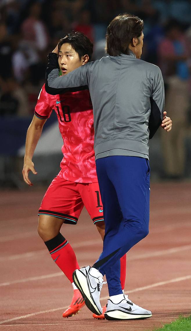 ▲ 홍명보 감독이 이끄는 한국 축구 대표팀이 손흥민과 황희찬의 대체자로 배준호를 택했다. 15일 오후 용인 미르스타디움에서 열리는 이라크와 월드컵 예선 선발에 배준호를 넣어 오세훈, 이강인, 이재성 등과 공격을 이끌게 했다. 이날 경기의 변수는 잔디다. 올여름 한반도를 덮친 기록적인 폭염으로 전국 여러 경기장의 잔디 상태가 좋지 않다. 특히 대표팀의 홈구장이라고 할 수 있는 서울월드컵경기장은 흙이 그대로 보일 정도로 처참하다. 월드컵 예선에 사용하기 어렵다고 판단한 대한축구협회와 AFC는 결국 그나마 사정이 나은 용인으로 장소를 옮겨 홈경기를 치르기로 했다. 잔디가 홈 이점에 도움을 주지 못하는 상황에 평소보다 더 긴 이동을 한 선수들이 색다른 숙제로 평가받는다.  ⓒ 연합뉴스