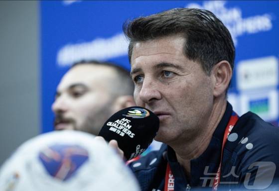 헤수스 카사스 감독이 지난 14일 용인미르스타디움에서 열린 한국 대 이라카의 '2026 국제축구연맹(FIFA) 북중미 월드컵' 아시아 3차 예선 B조 4차전 사전 기자회견에서 취재진 질문에 답하고 있다. /사진=뉴스1