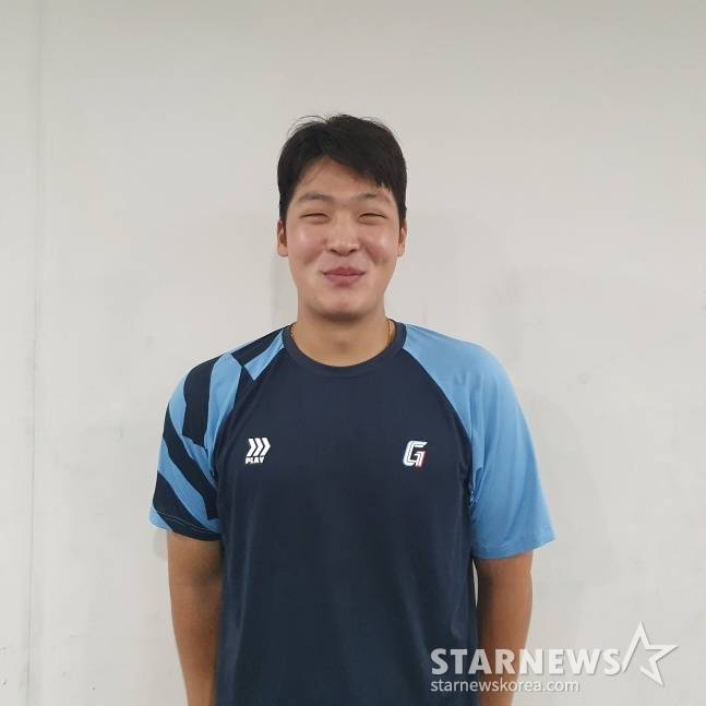 롯데 이민석이 14일 광주-기아챔피언스필드에서 펼쳐진 KIA와 연습경기를 마친 뒤 포즈를 취하고 있다. /사진=김동윤 기자