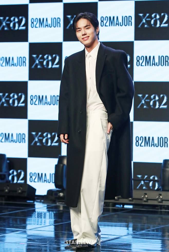 그룹 82메이저(82MAJOR) 황성빈이 15일 오전 서울 강남구 일지아트홀에서 진행된 미니 2집 &lsquo;X-82'(엑스-82) 발매기념 쇼케이스에서 포즈를 취하고 있다.  이번 앨범에는 타이틀곡 &lsquo;혀끝'(Stuck)을 비롯해 &lsquo;가시밭길도 괜찮아'(Thorns), &lsquo;Face Time'(페이스 타임), &lsquo;Gossip'(가십) 등 총 4곡이 수록됐다. /2024.10.15 /사진=이동훈