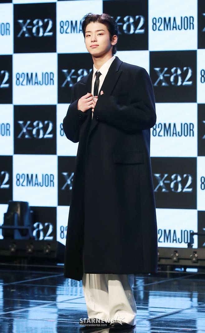 그룹 82메이저(82MAJOR) 김도균이 15일 오전 서울 강남구 일지아트홀에서 진행된 미니 2집 &lsquo;X-82'(엑스-82) 발매기념 쇼케이스에서 포즈를 취하고 있다.  이번 앨범에는 타이틀곡 &lsquo;혀끝'(Stuck)을 비롯해 &lsquo;가시밭길도 괜찮아'(Thorns), &lsquo;Face Time'(페이스 타임), &lsquo;Gossip'(가십) 등 총 4곡이 수록됐다. /2024.10.15 /사진=이동훈